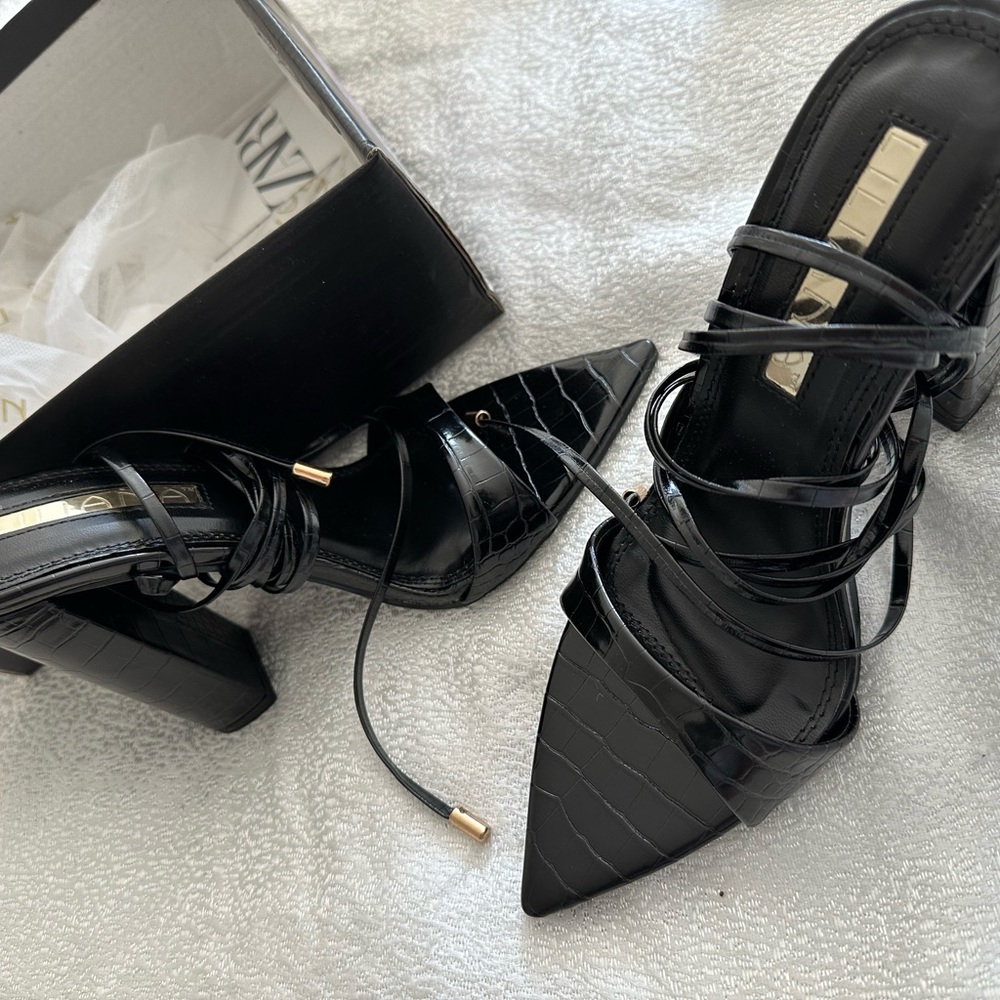 NEW - Black heels